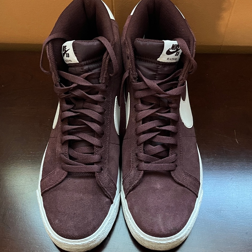 Nike Men’s SB Blazer Sneakers in Burgundy and White - Picture 2 of 7